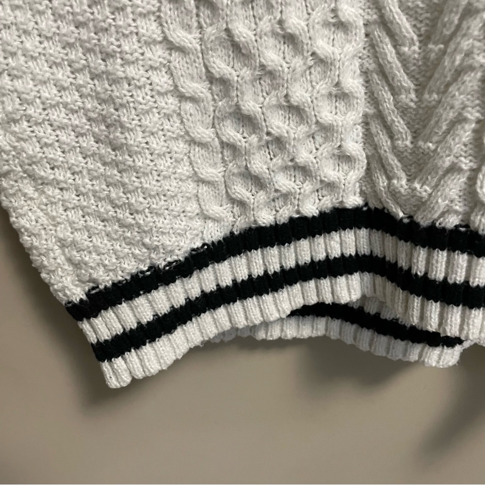 Preppy Black & White V-Neck Cable Knit Sweater Chest Crest Women’s Size Medium - Picture 6 of 9